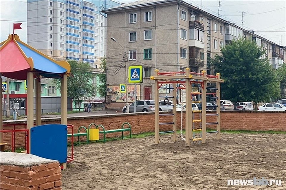 В Красноярске детский двор при благоустройстве засыпали опасной мраморной крошкой. Фото: newslab.ru