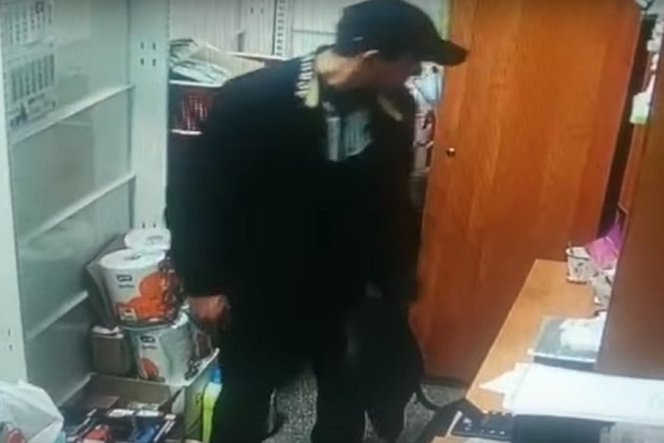 Мужчина зашел в служебное помещение магазина и украл деньги из сейфа. Фото: стоп-кадр.