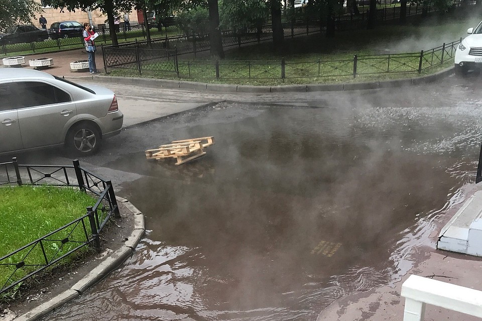 На Алтайской улице прорвало трубу. Фото: vk.com/spb_today