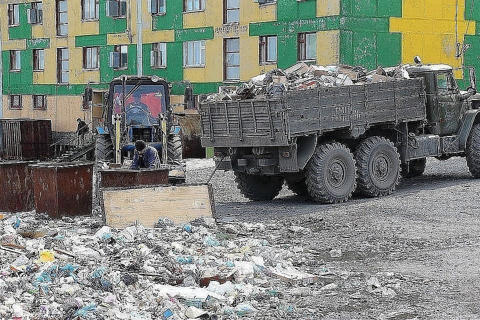Горожане жаловались на несвоевременный вывоз отходов и образование крупногабаритного мусора.