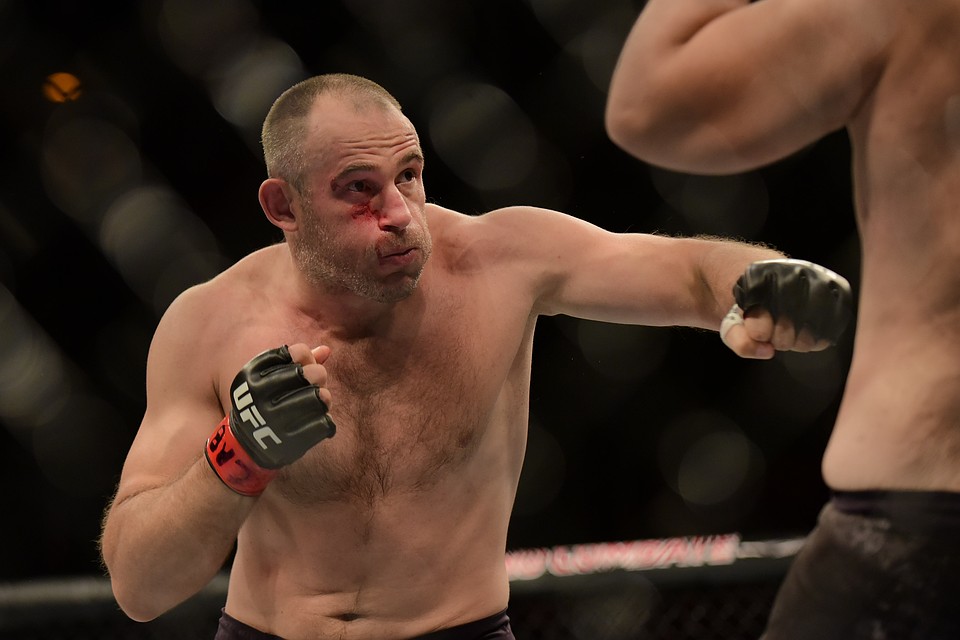 Алексей Олейник проиграл свой бой в UFC.