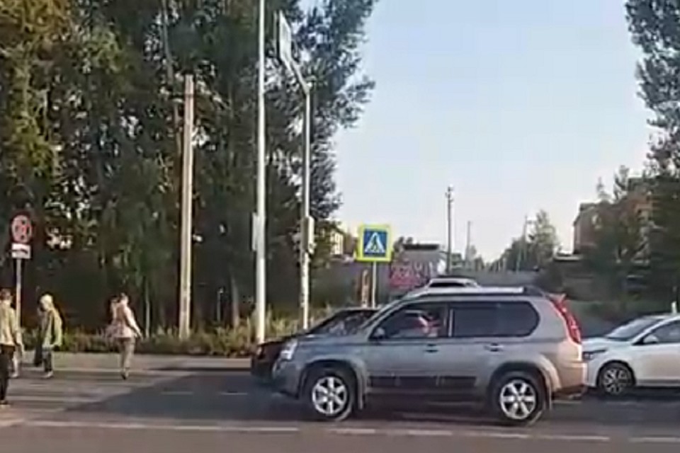 Пешеходы проходили по "зебре" безостановочно