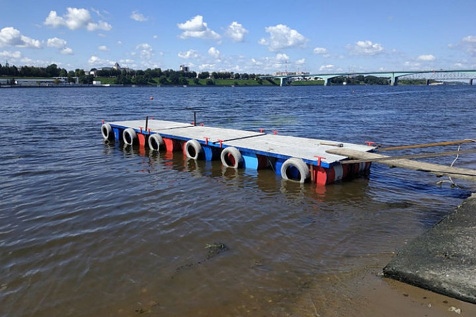 Из-за понижения воды в Волге у Тверицкого пляжа соорудили временный причал для спасательных катеров.