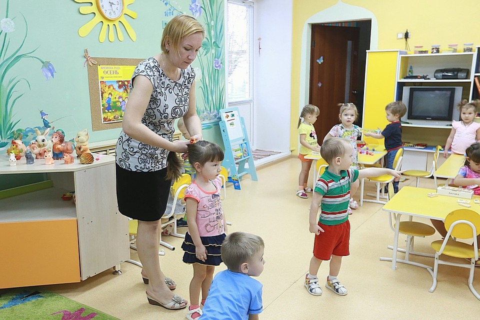 Родителей красноярских дошколят попросили не давать детям мобильники и не вешать на них золотые украшения