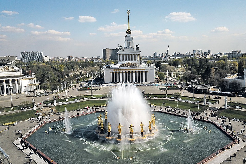 На центральной аллее все любуются отреставрированными фонтанами.