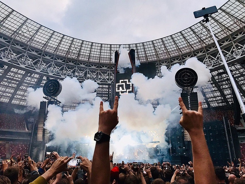 Во время концерта Rammstein в Лужниках.