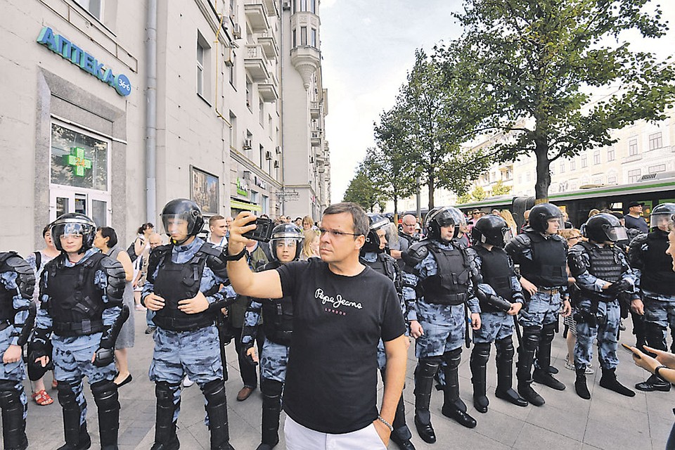 Селфи - одна из главных целей оппозиции. Это своеобразный отчет кураторам.