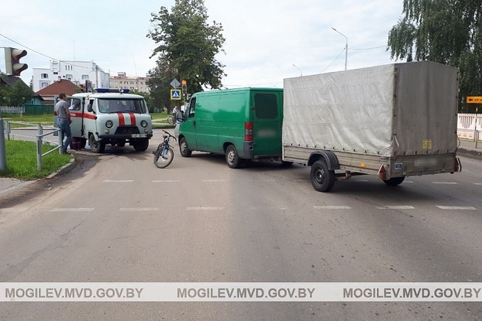 Пешеходам горел красный, но мальчик попытался переехать по "зебре". Фото: УВД Могилевского облисполкома.
