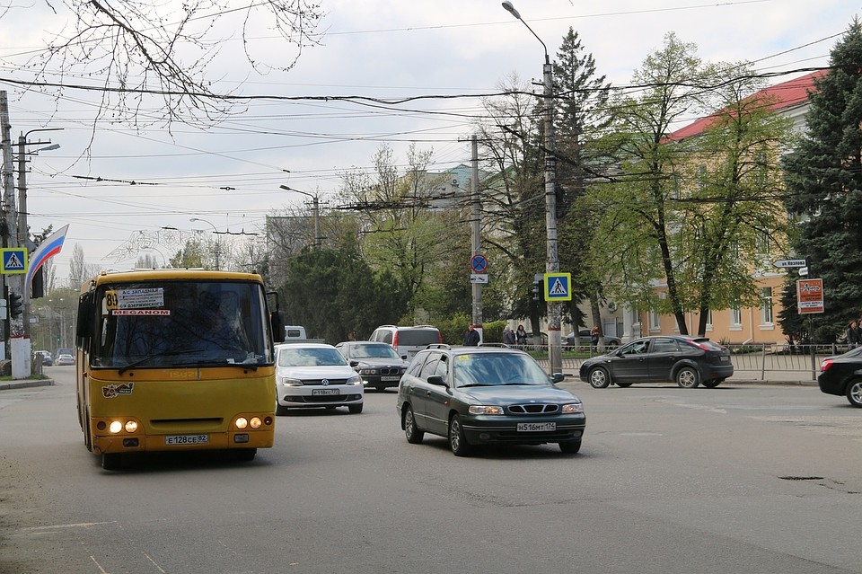 На участке нанесена дорожная разметка