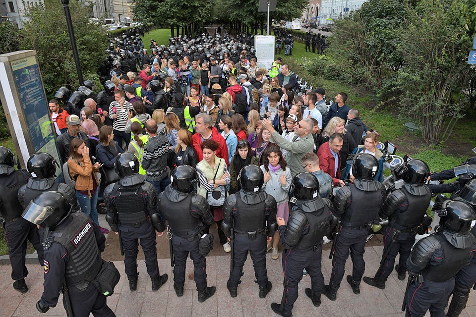 Количество задержанных на митинге в Москве 3 августа возросло до 600 человек.
