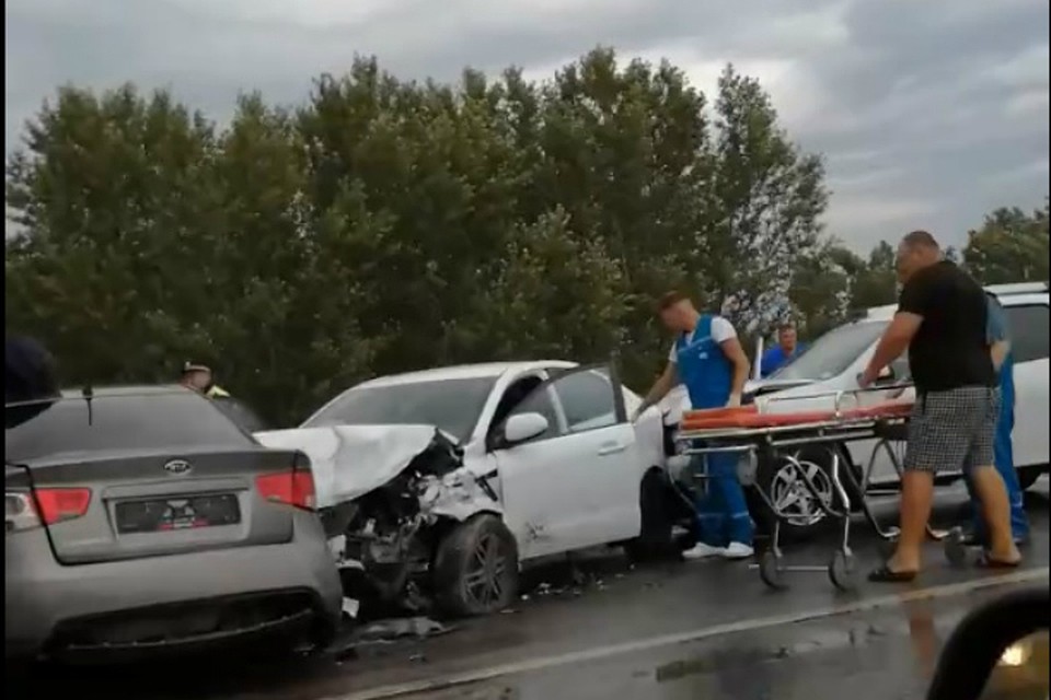 В обстоятельствах ДТП разбираются инспекторы ГИБДД. Фото: скрин с видео ВК/паблик "Ростов Главный"/Анна Логвинова.