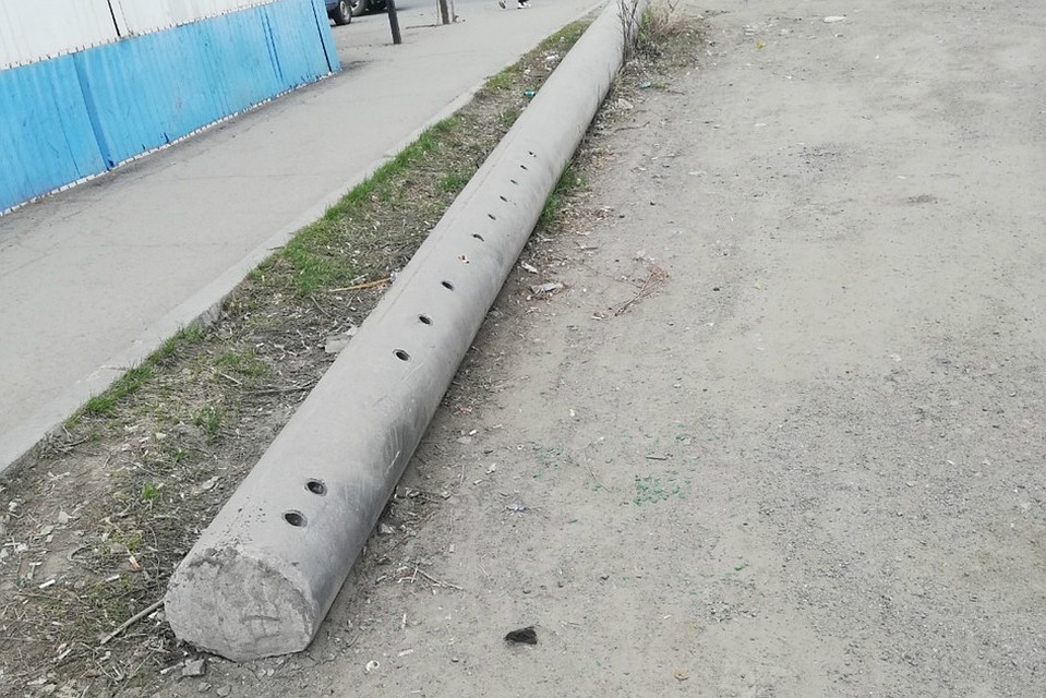 Оказалось, что это вовсе не рухнувший столб, а важная конструкция. Фото: «Гражданский патруль»