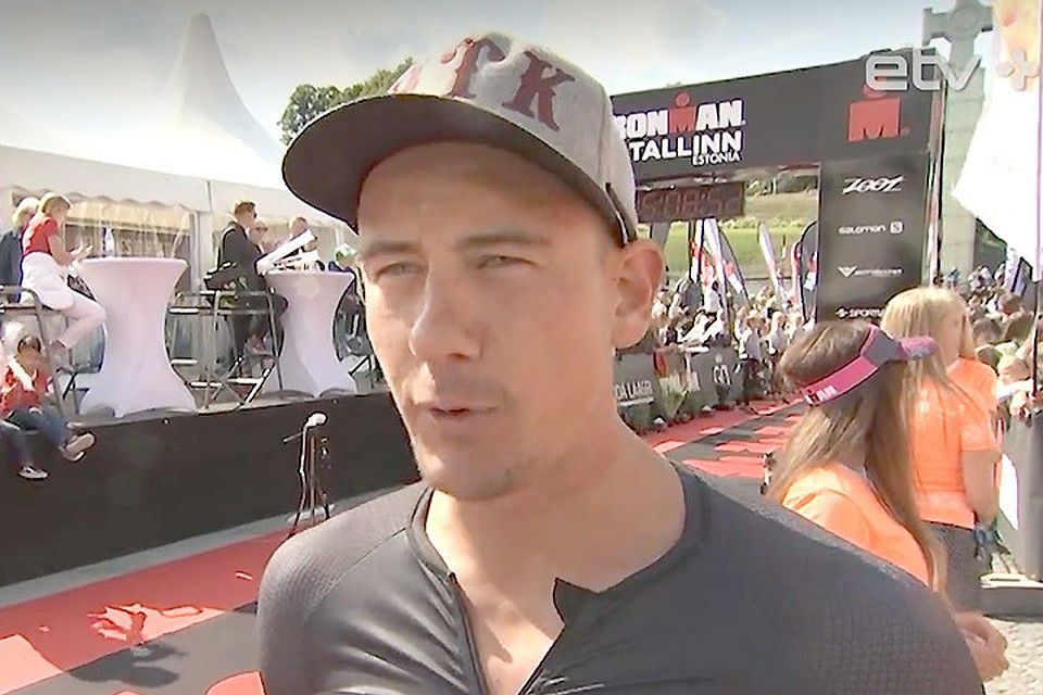 На международных состязаниях по триатлону "Ironman" лучшим среди мужчин стал норвежец Микал Иден. Фото: кадр ETV+