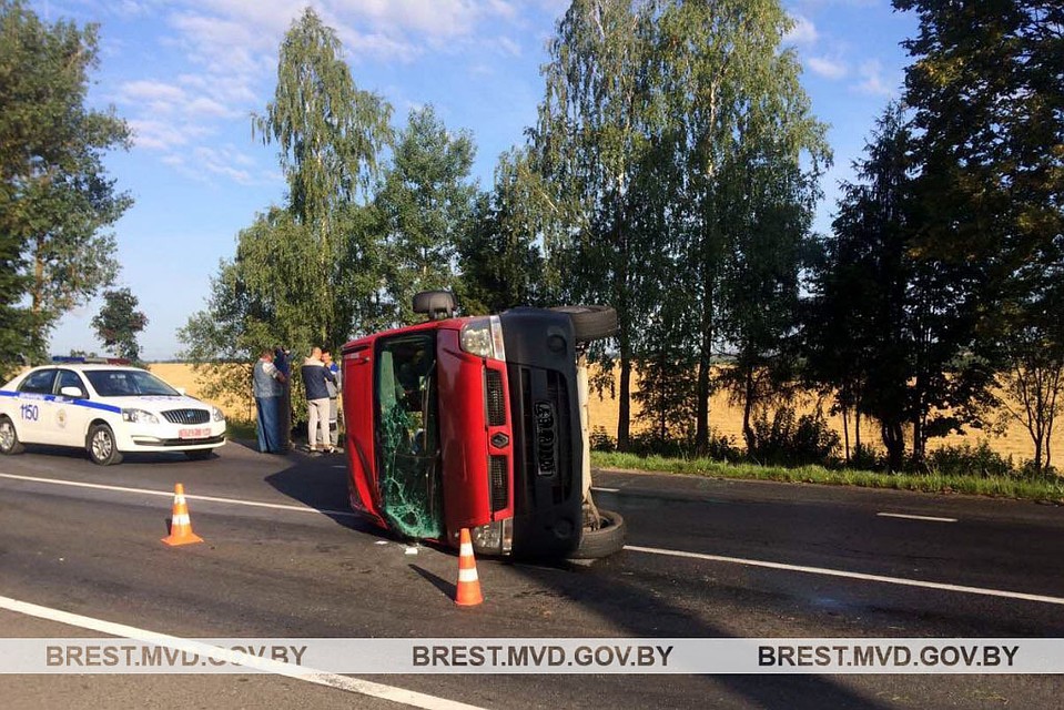 От сильного удара машина перевернулась.