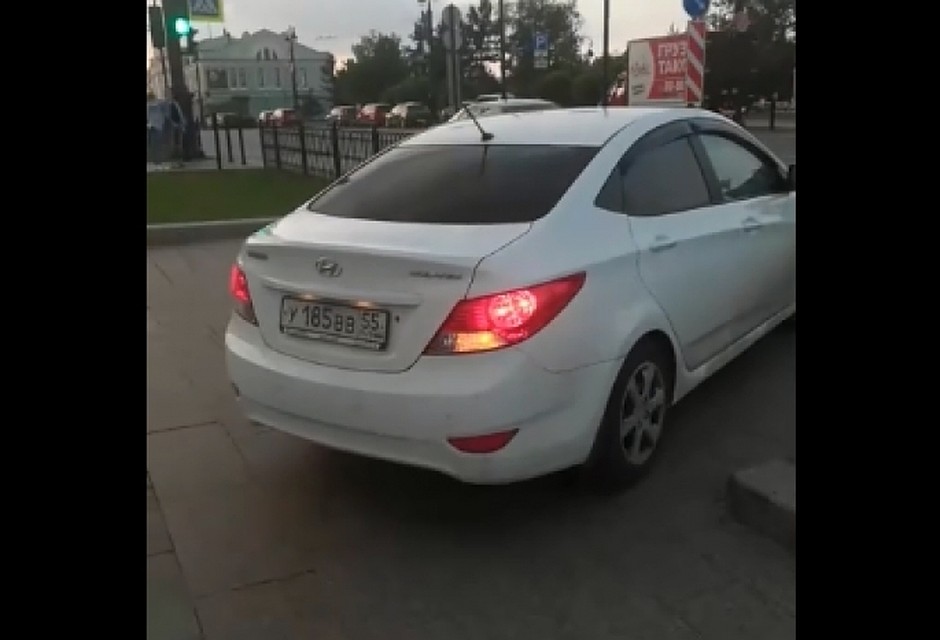 Девушку сняли на фото и видео возмущенные прохожие.