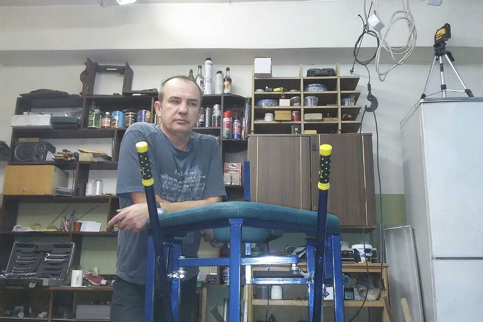 Олег Козелков не может не откликнутся на просьбу о помощи - у него и сердце большое, и руки золотые.