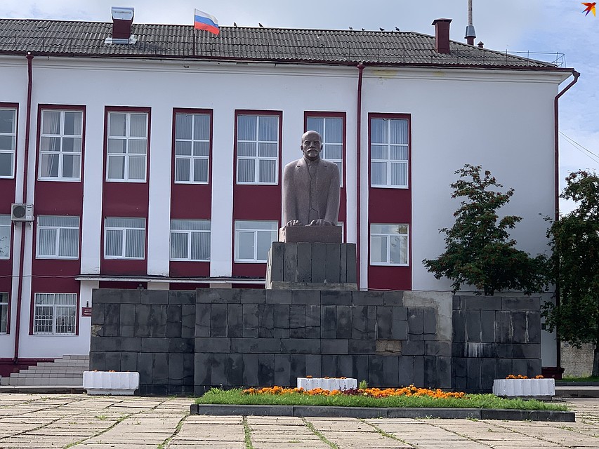 Несмотря на то, что на крыше много голубей, Ильич абсолютно чистый.