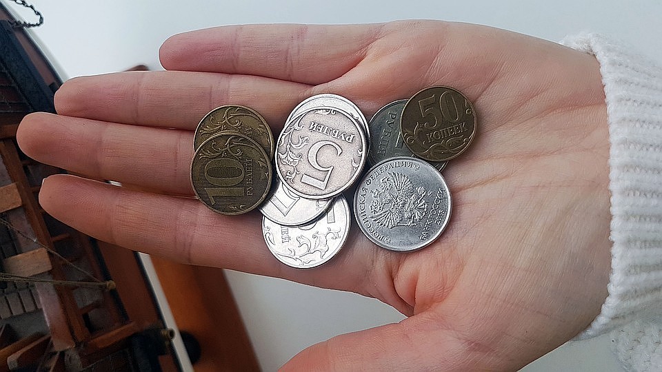 Часто нам кажется - то, что стоит немного, не приносит большой урон семейному бюджету. Отнюдь!