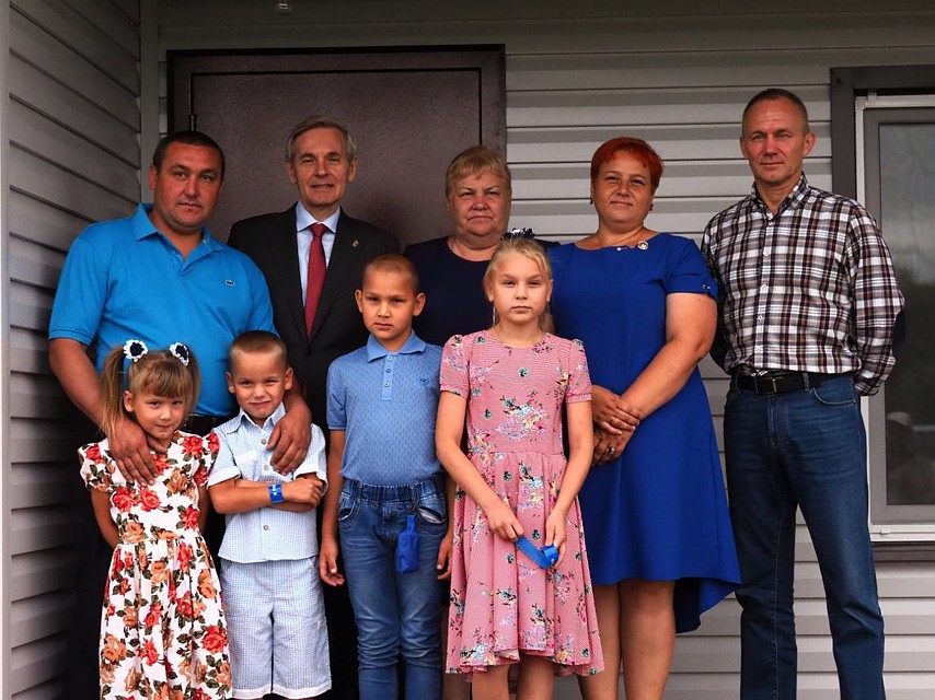 Счастливые новоселы никак не нарадуются новому дому. Фото - пресс-служба регионального отделения партии "Единая Россия".