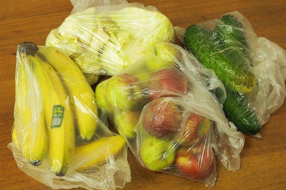 Такой набор продуктов принес с собой посетитель зоопарка