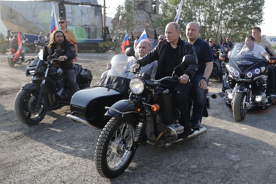 Надежный советский мотоцикл «Урал» привез на байк-шоу под горой Госфорта президента страны и сразу двух губернаторов. Фото: Михаил Метцель/ТАСС