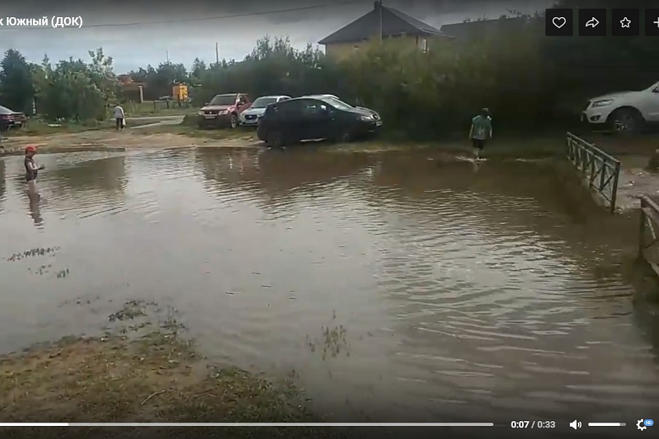 Детскую площадку в Кимрах залило дождевой водой. Фото: скрин с видео "Кимры-инфо": vk.com/ikimry