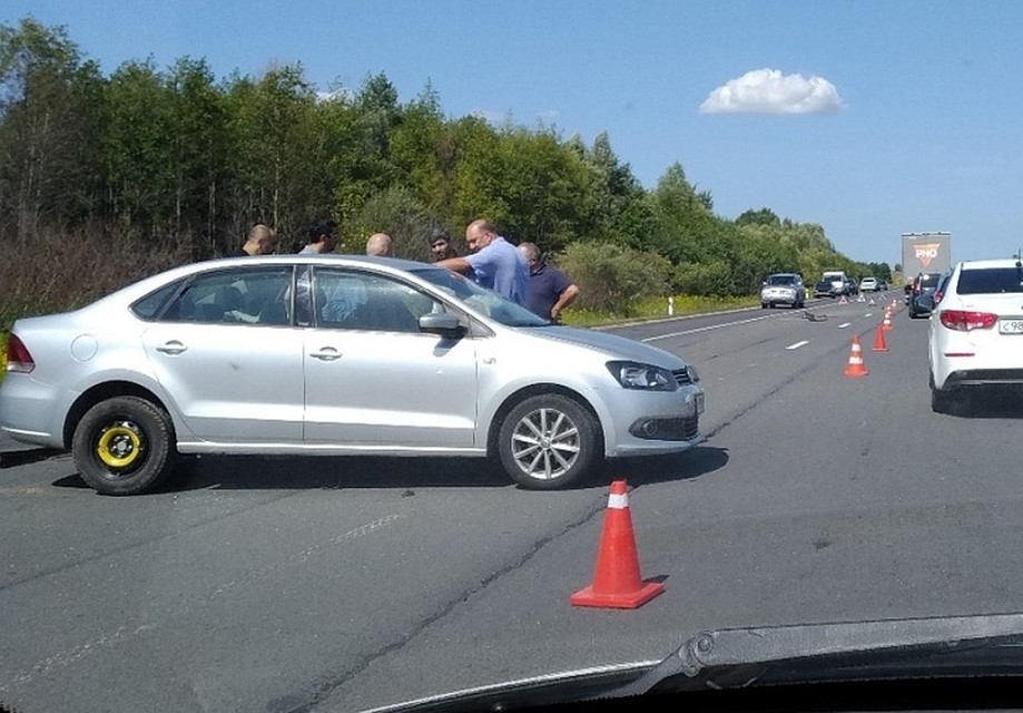 Удар пришелся в водительскую сторону "Фольксвагена Поло" (на фото), которым управлял доктор.