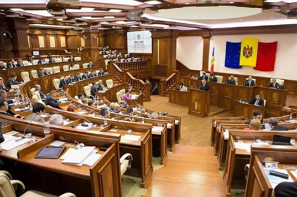 О возможной необходимости собраться на внеочередные заседания Зинаида Гречаный предупреждала еще накануне окончания весенне-летней сессии