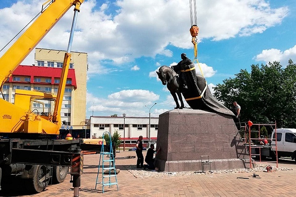 Памятник весит три тонны, а высоту достигает 6 метров. Фото: отдел культуры Лидского райисполкома.