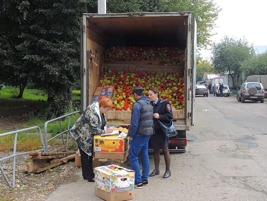 Городская администрация проводит ежедневные рейды в местах, где ведется несанкционированная торговля.