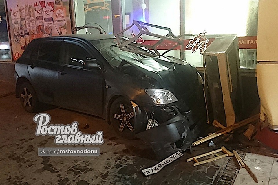 Водитель Toyota Corolla врезалась в стену жилого дома. Фото vk "Ростов Главный — новости Ростова-на-Дону"