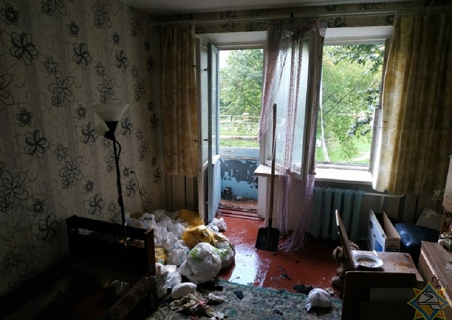 В квартиру спасатели проникли через окно, так как входная дверь была закрыта изнутри. Фото: МЧС