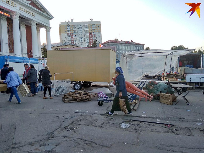 Последние часы торговых льрьков перед ДК "Россия"