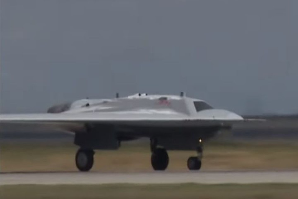 С-70 "Охотник" на взлетно - посадочной полосе. Фото: кадр из видео.