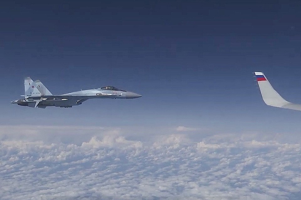 Российский самолет с министром защитили два борта СУ-27.