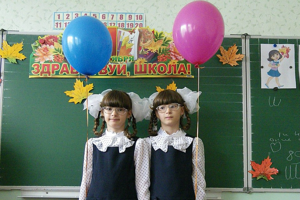 Для первоклашки приходится покупать все: от новых гольфиков и школьных костюмов до пышных бантов. Фото: