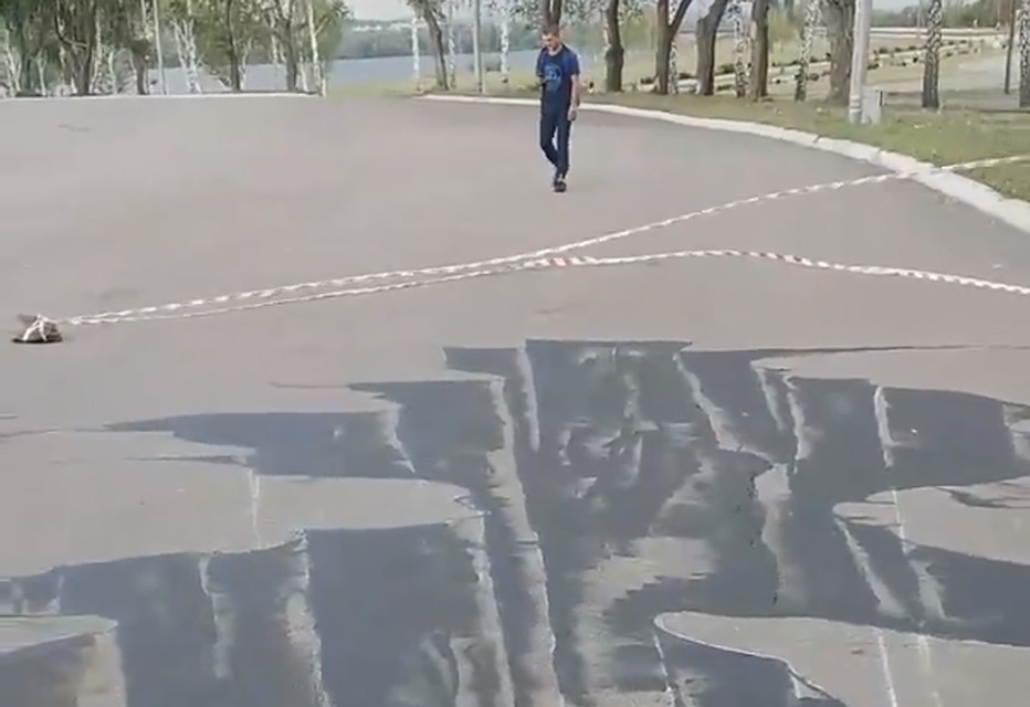 В Магнитогорске на асфальте нарисовали яму.