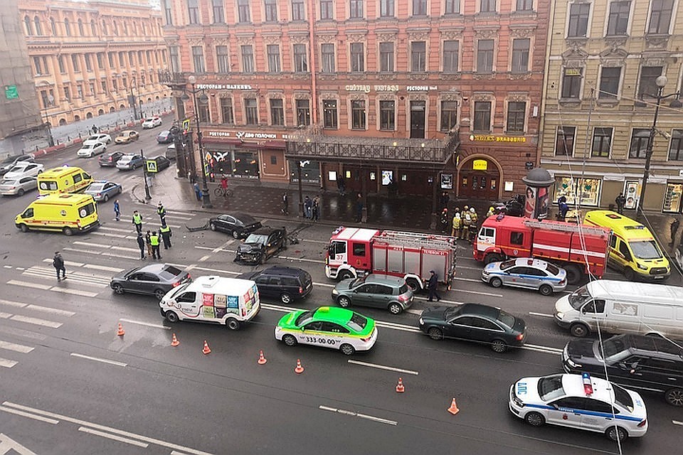 Невский проспект хотят разделить забором. Машины отдельно от пешеходов. Фото: vk.com/spb_today