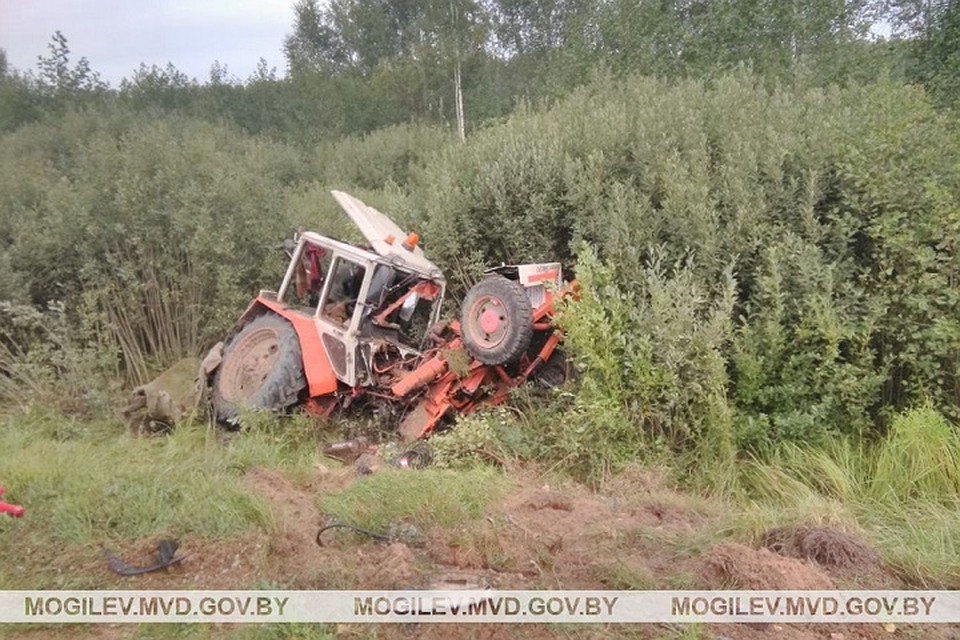 Водитель микроавтобуса столкнулся с попутным трактором. Фото: УВД Могилевского облисполкома.