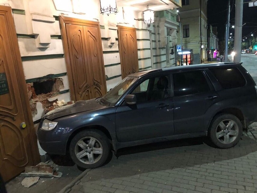 Девушка врезалась в Кукольный театр