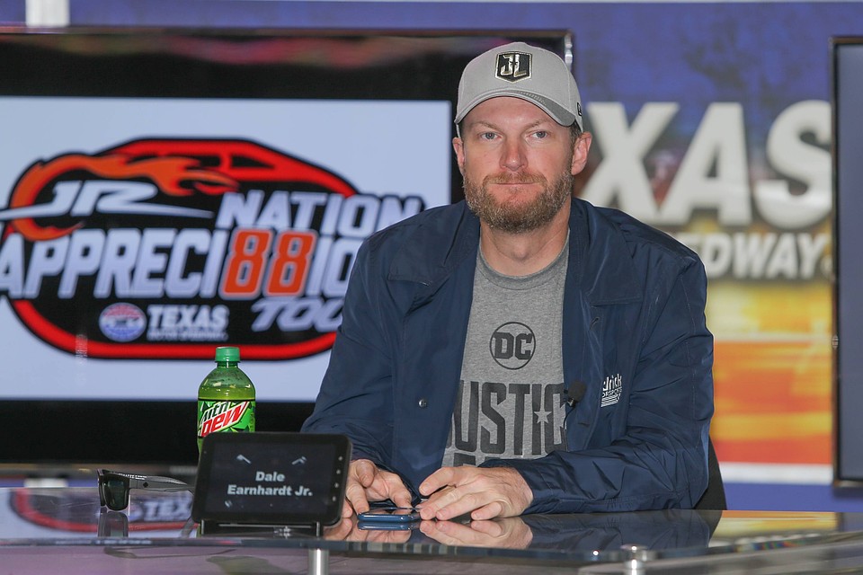 В США потерпел крушение самолет с чемпионом NASCAR и его семьей на борту