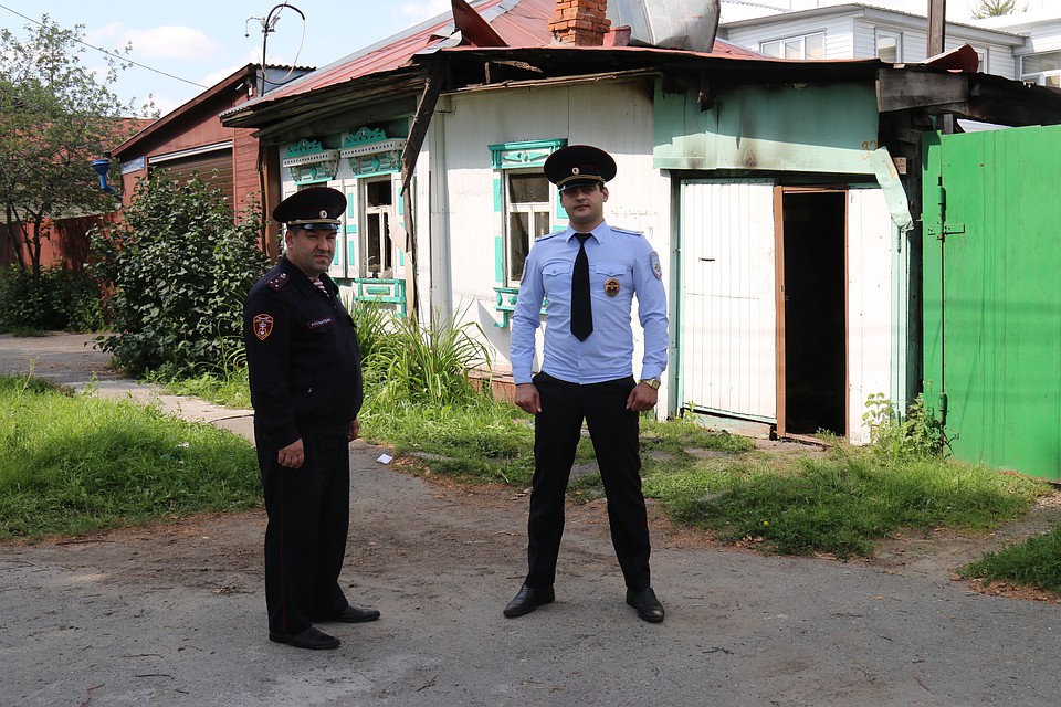 Полицейский вытащил мужчину из горящего дома. Фото - пресс-служба УМВД по Тюмени.
