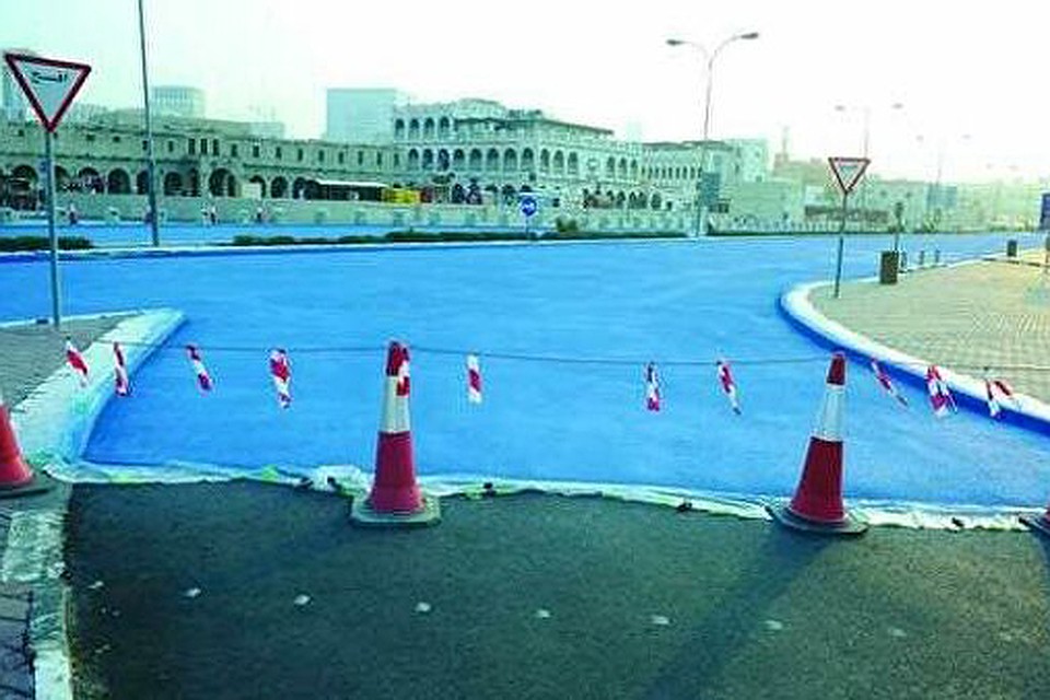 Дороги в Дохе стали красить в голубой цвет. Фото: Qatar Public Works Authority