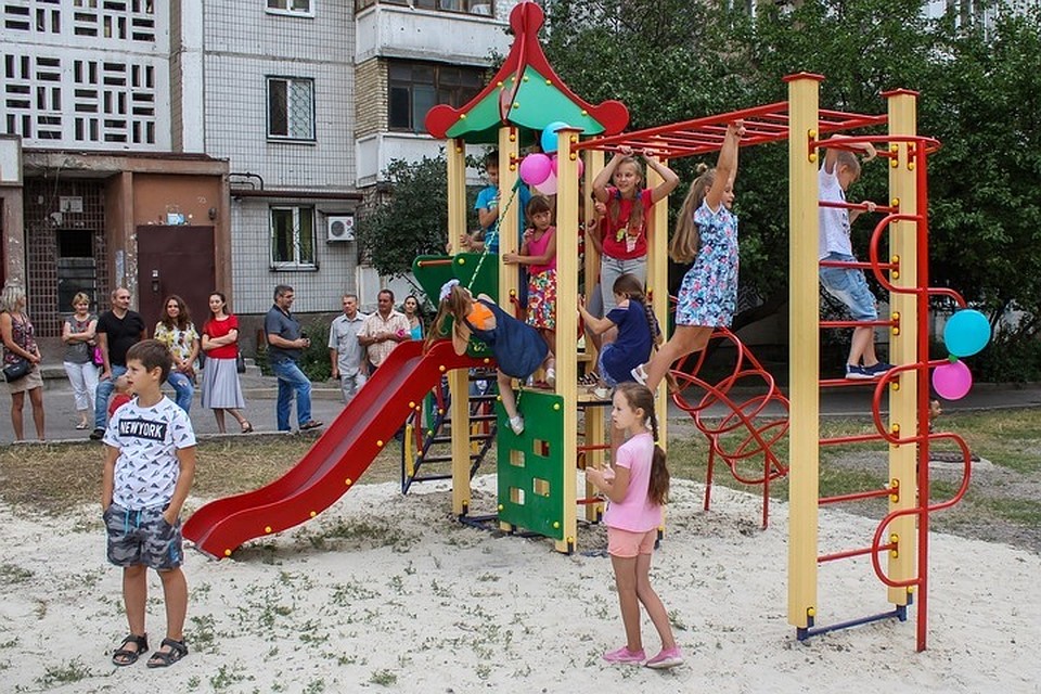 В прифронтовом Киевском районе открылись детская и спортивная площадки. Фото: администрация Донецка