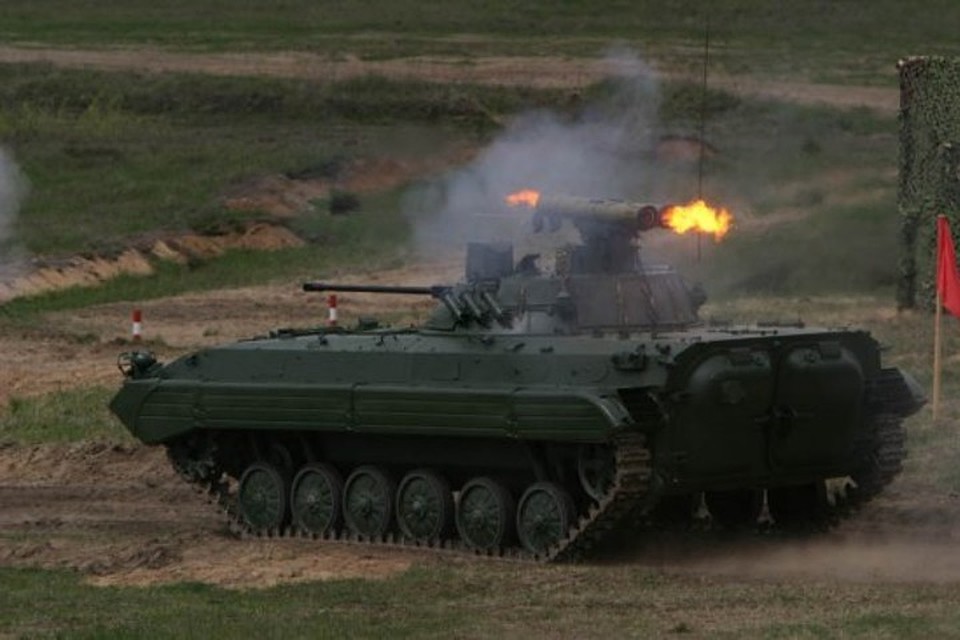 Киевские боевики с боевой машины пехоты обстреляли Нижнее Лозовое. Фото: Минобороны Украины
