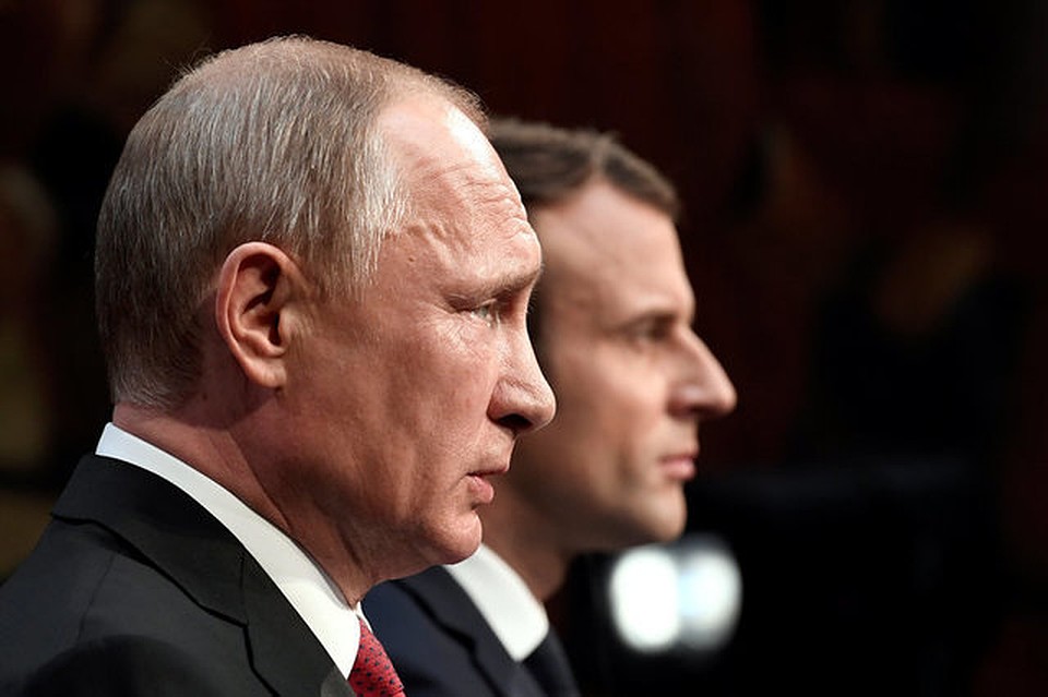 Президент России Владимир Путин и его французский коллега Эммануэль Макрон