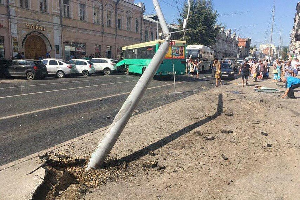 Автобус на большой скорости снес столб. Фото ГИБДД по Саратовской области