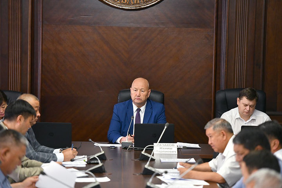 Жениш Разаков рассказал, почему правительство идет на уступки - поступает слишком много жалоб на высокие штрафы.