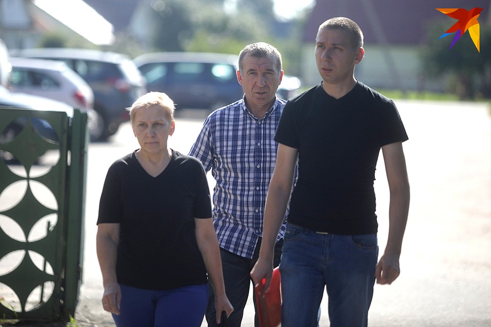 Первыми в суд пришли родственники Марины Пархимович: ее муж, сын и родная сестра