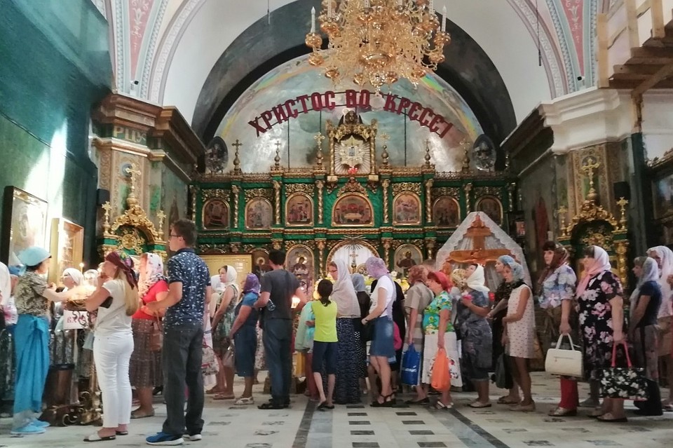 Верующие пришли на праздник в храм.